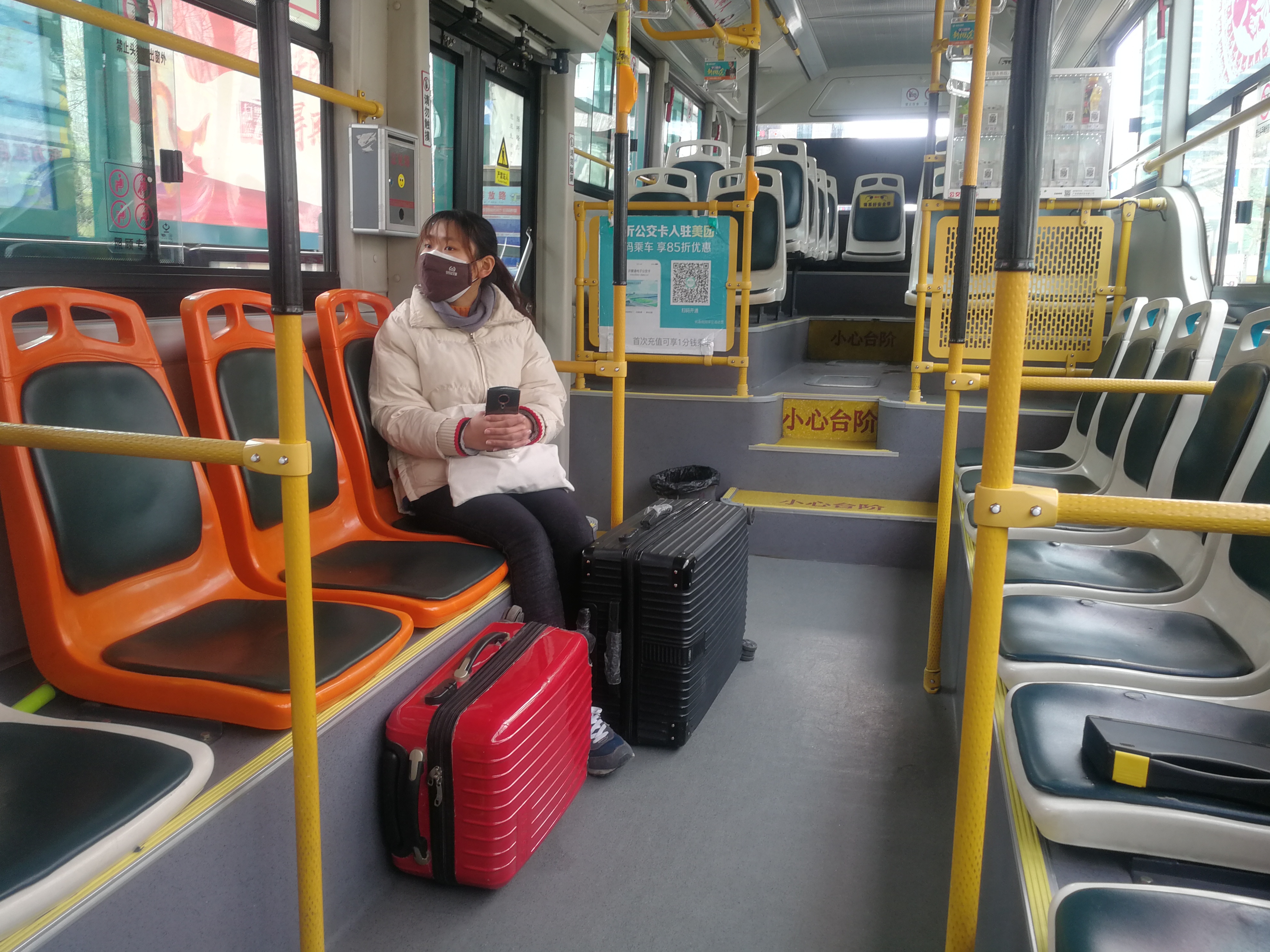 公交车恢复运营初期乘客不多乘车前需先扫码测体温