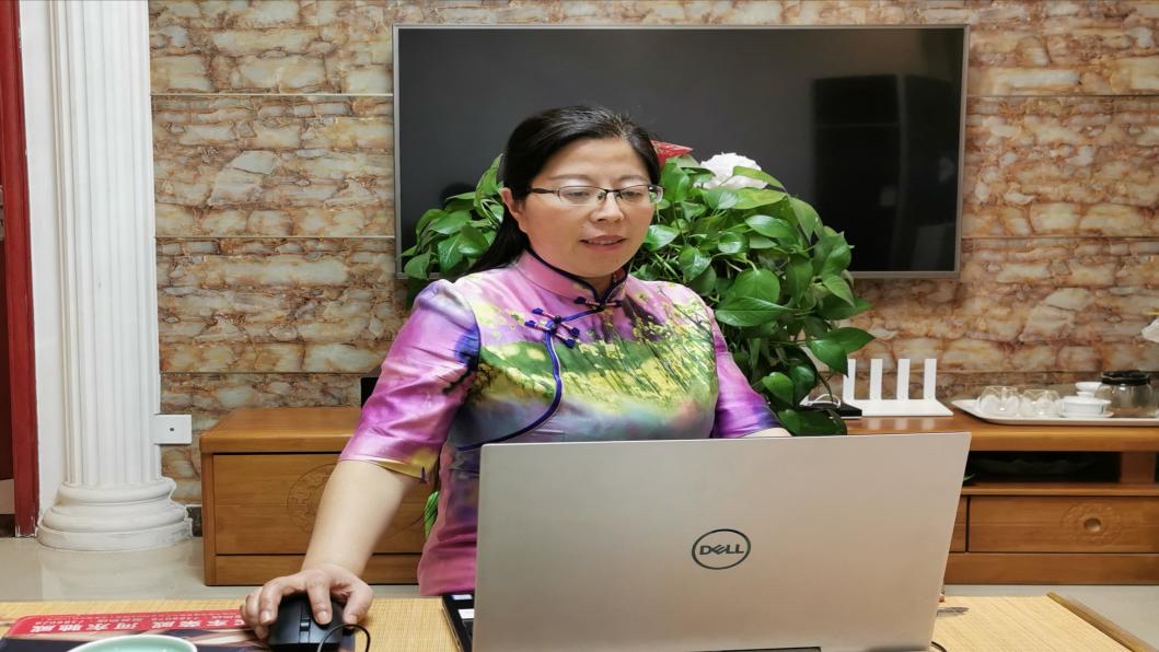 3月15日,心理教师张晓娜率先为全校学生做了一场题为《自律自强》的