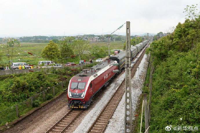 京广铁路脱轨事故路段顺利通过首趟旅客列车