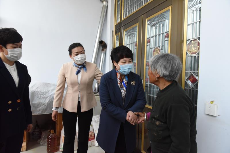 刘淑秀一行先后到郑旺镇大尤家村,沭河村部分贫困家庭,大尤家村