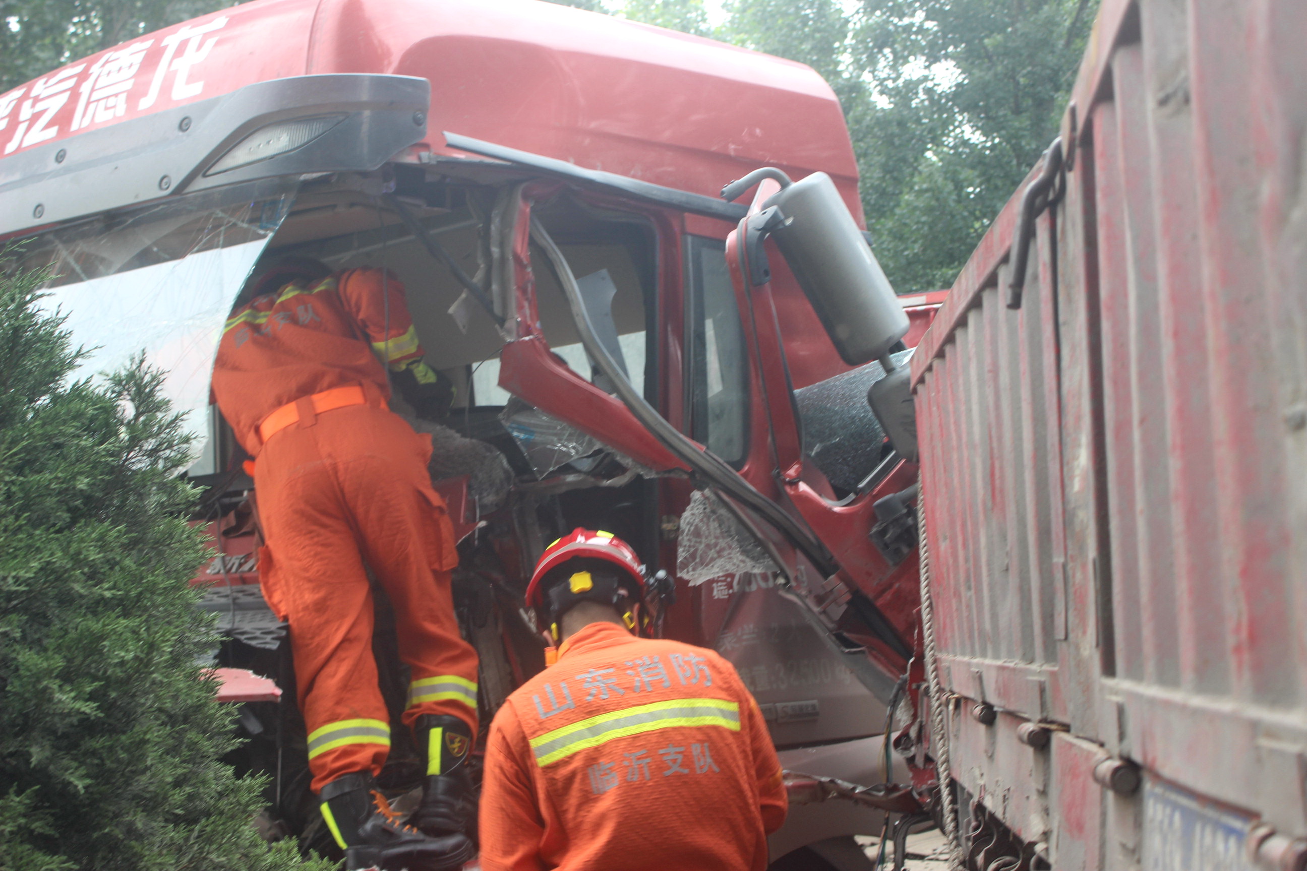 半挂车追尾司机被困消防医护人员速救援