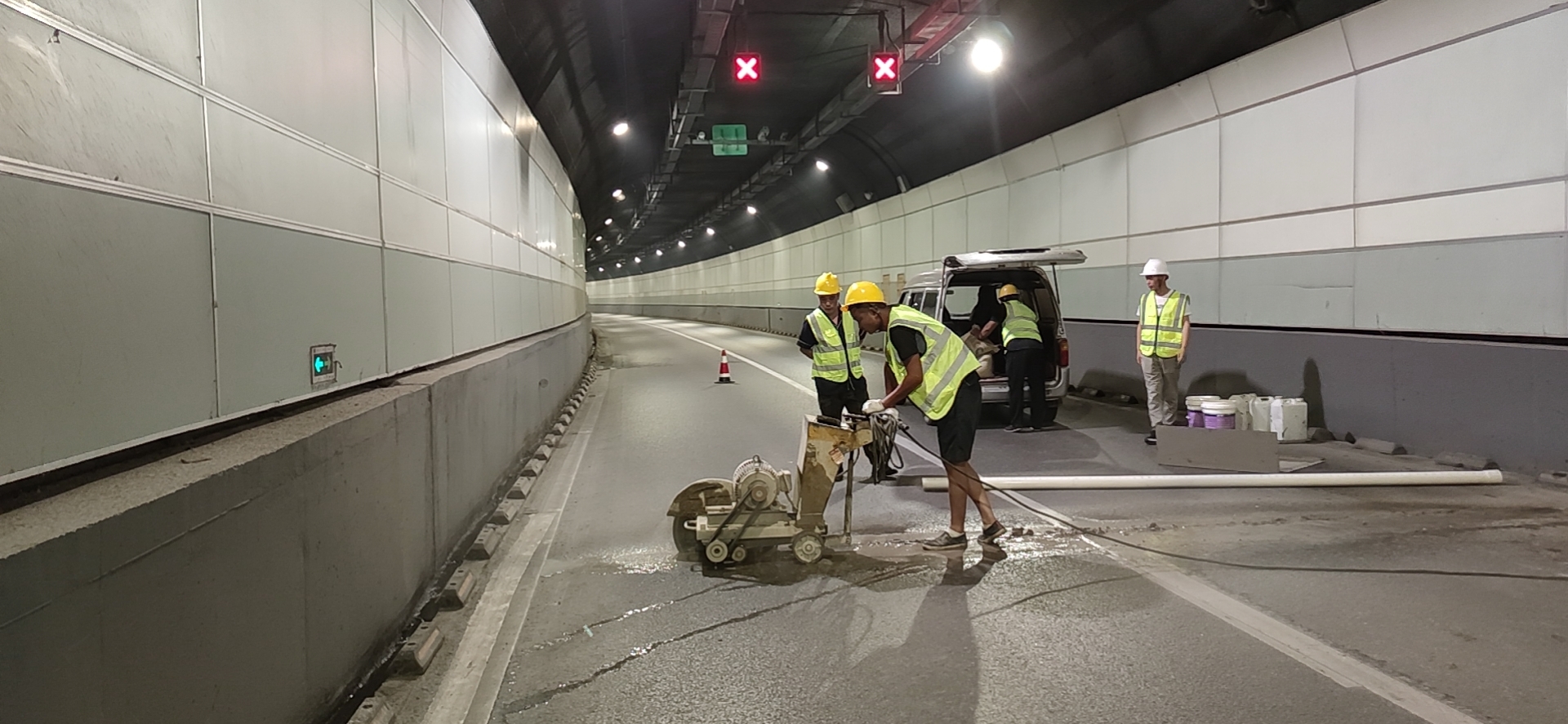 隧道主体维修在夜间进行临沂三河口隧道迎来首次大修