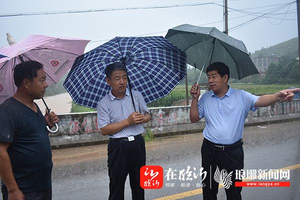 8月14日,县领导冯家同,房新宇到蒙阴街道视察雨后受灾情况