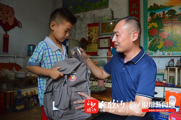 恒煜矿机有限公司总经理田仲亮冒着高温来到常路镇王蟒峪村刘元祥家中