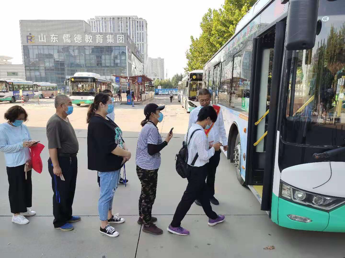 排队乘车日您乘车排队了吗02