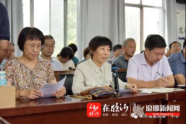 资深教师孔祥霞老师作了《我是一颗螺丝钉,哪里需要哪里钉》的发言.