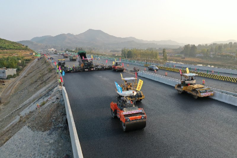 提前半年完工京滬高速改擴建工程蒙陰段雙向八車道貫通