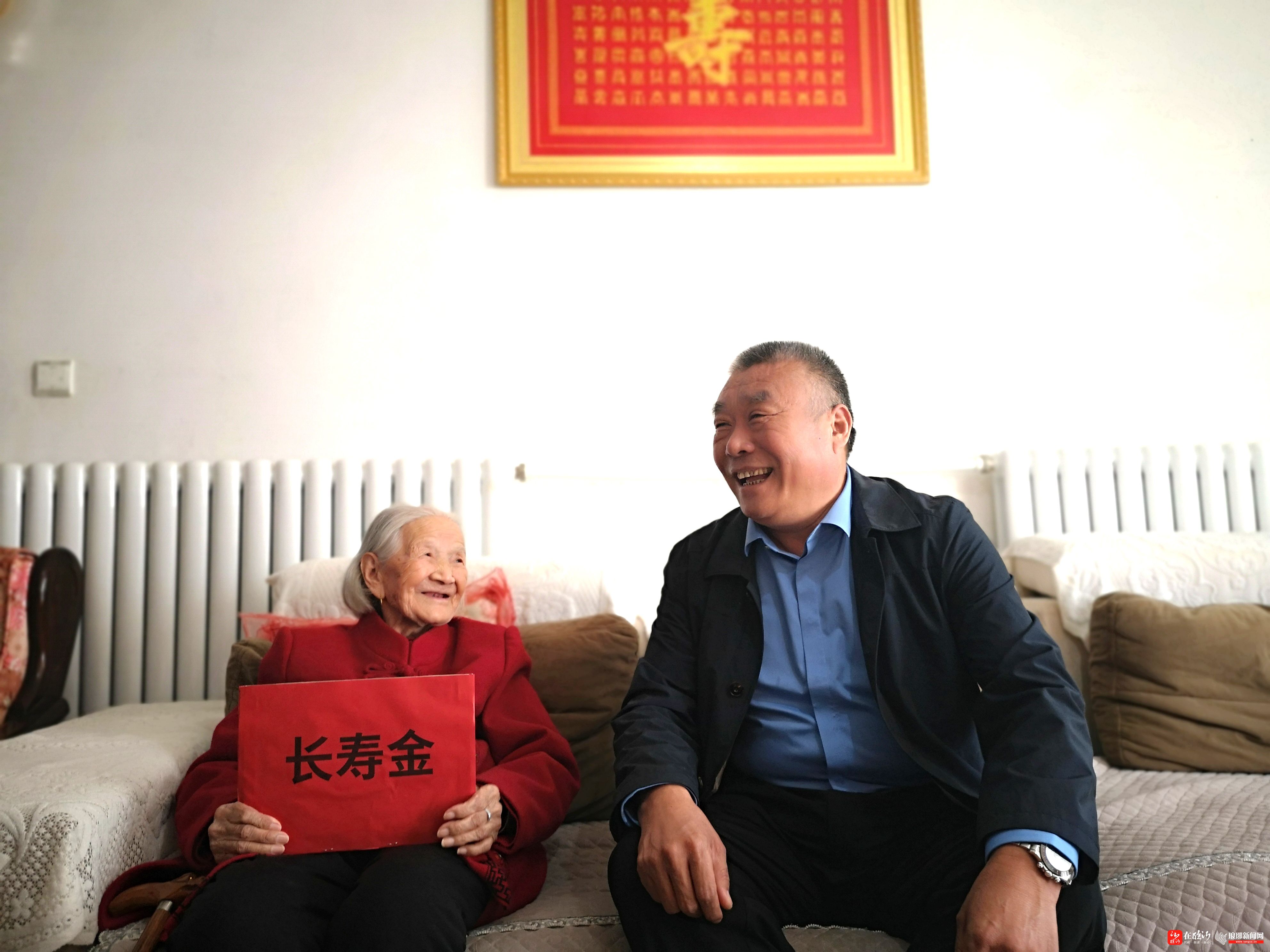 李凤德仔细询问了老人的身体和生活情况后,关切地叮嘱她的家人和社区