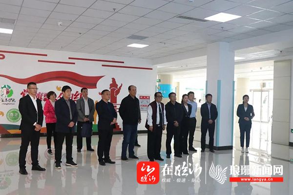 县卫健局相关领导陪同,东关社区党总支书记,东蒙集团董事长赵玉林