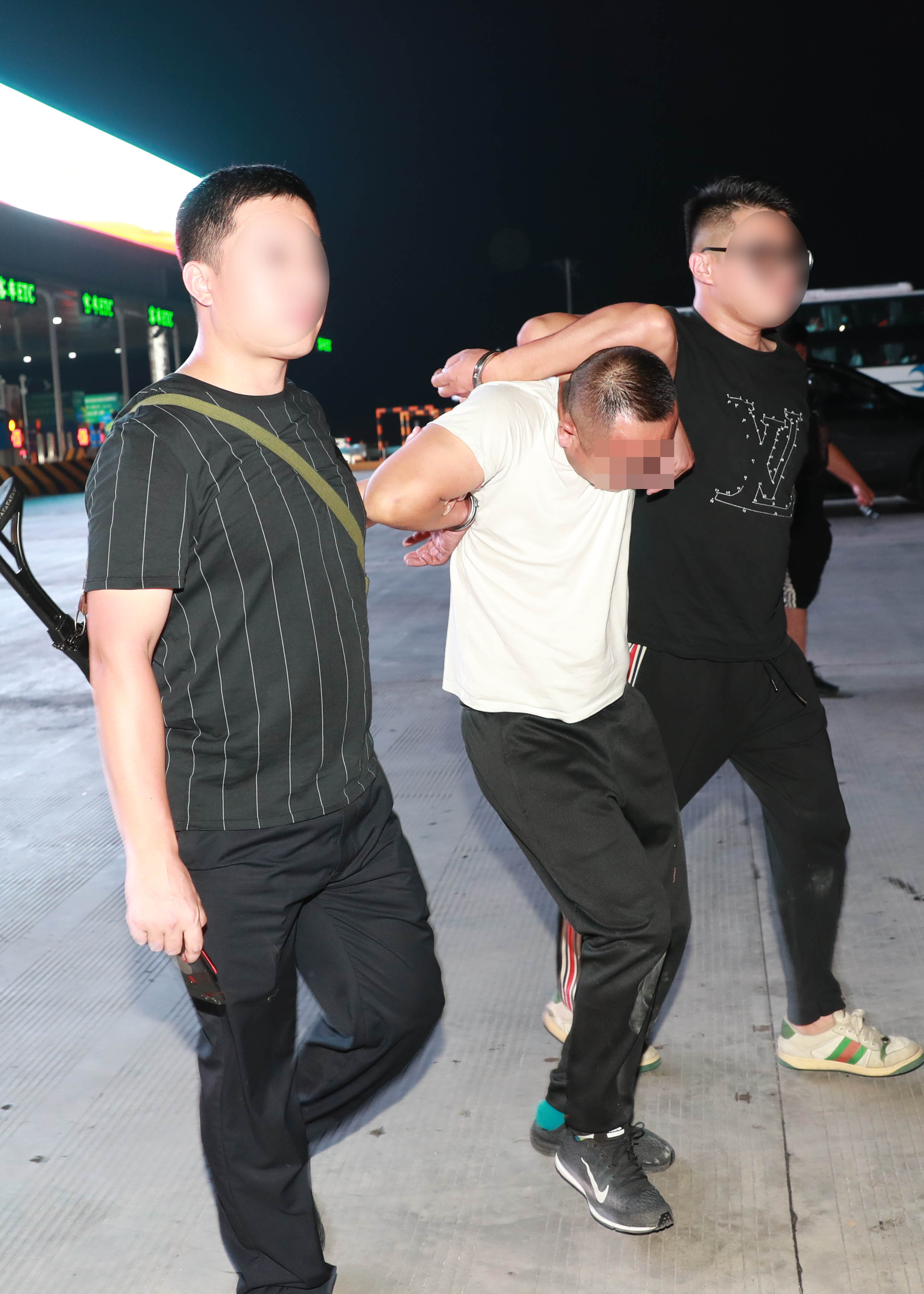 跟踪民警发现,嫌疑人于当天中午时分到达河南省濮阳市,但一直在台前县