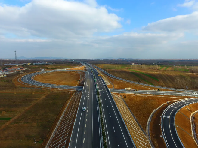 岚罗高速通车后,日照岚山至临沂罗庄区最快可缩短至1小时路程,日照