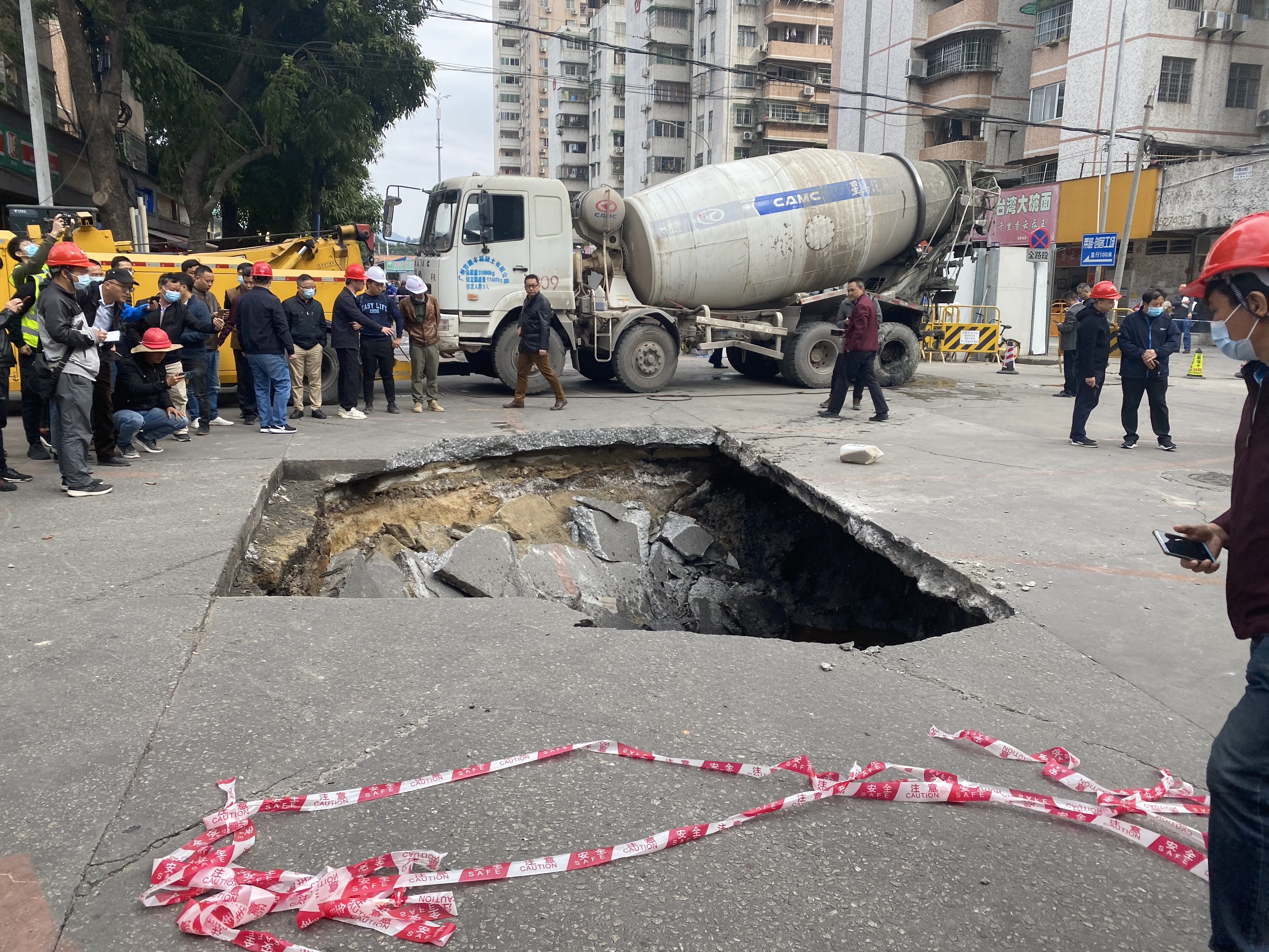 突发!广州一处路面发生地陷 一辆泥罐车半个车身陷进大坑