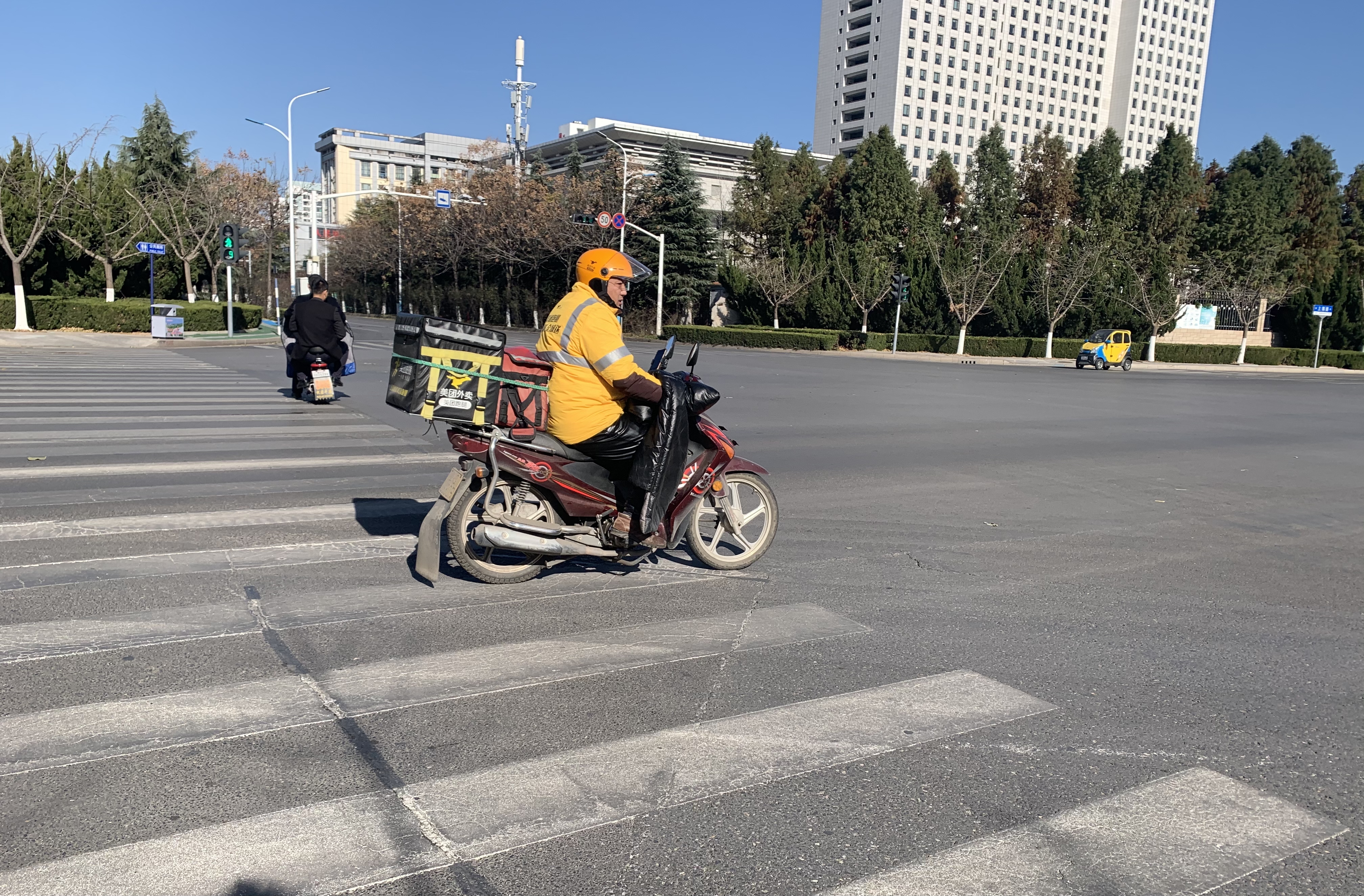 外卖小哥奔跑在大街小巷的最美风景线