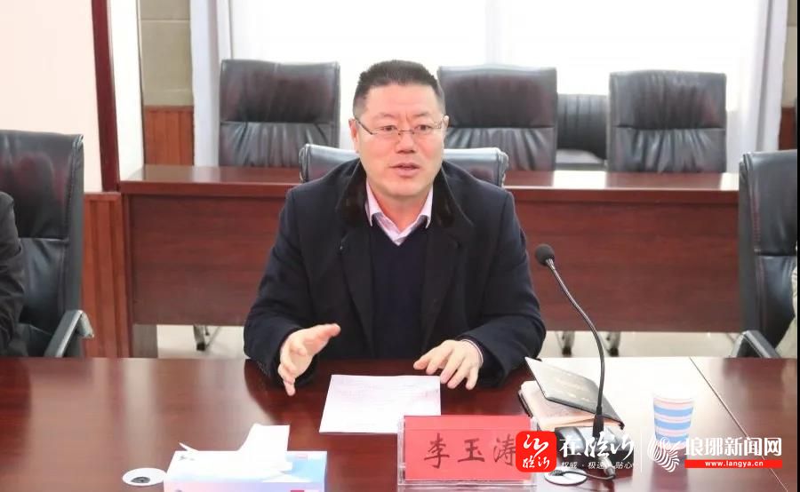 会上,镇党委书记李玉涛分别为杨宝祝,张在军,魏然森,赵传博颁发"乡村