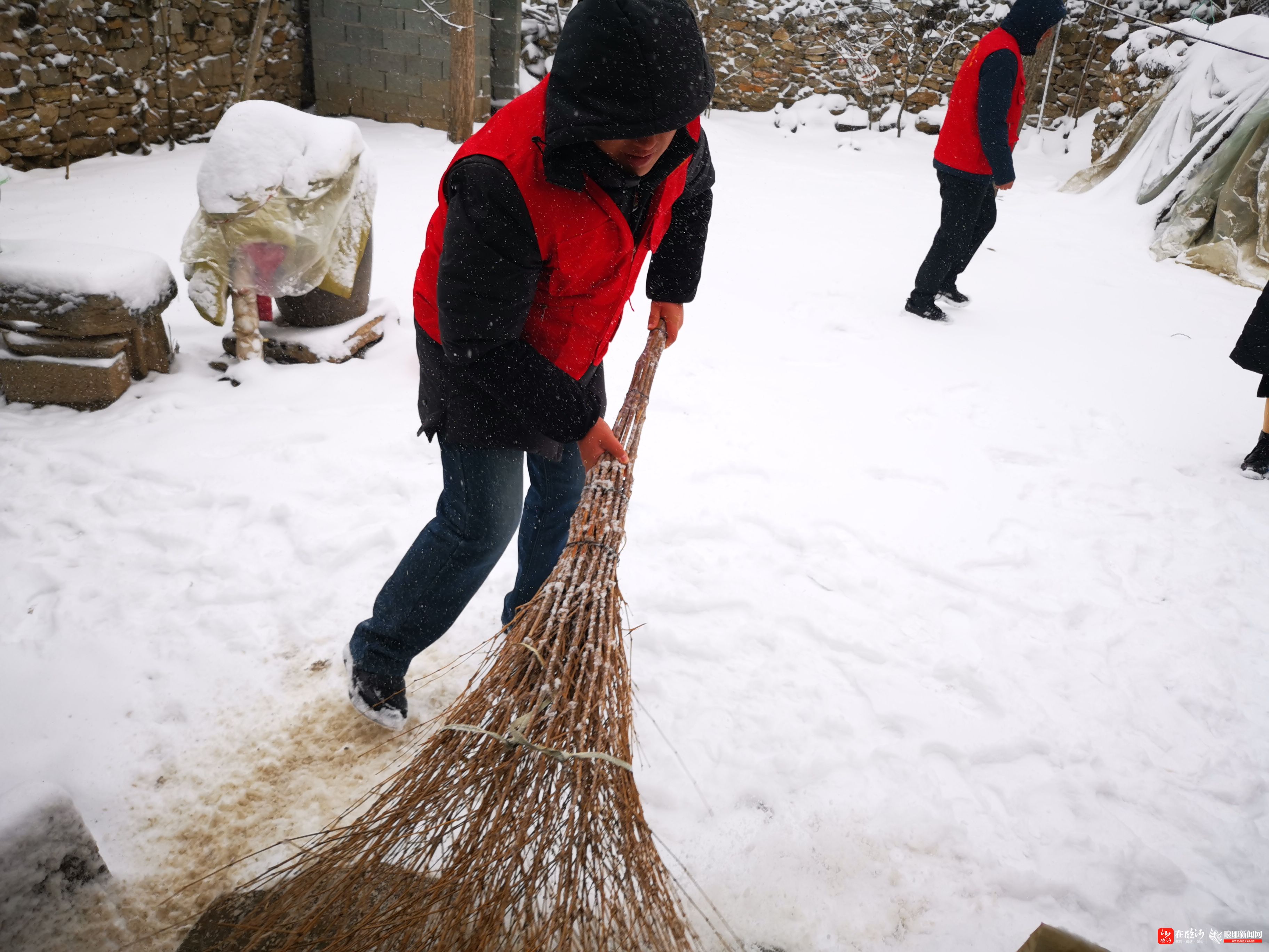 志愿服务扫雪图片