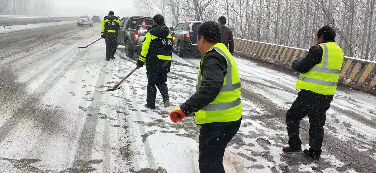 s313平邑縣白馬關段 公路交警協同保障道路安全暢通 310國道郯城沭河