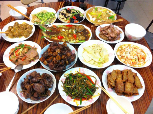 在蒙山,人们最喜欢做的年夜饭就是最具地方特色的"黑头席".