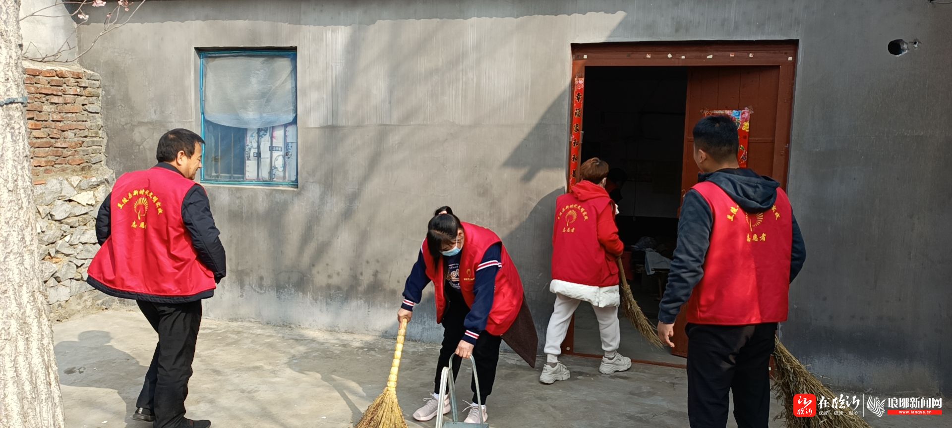 67學雷鋒61志願服務暖蘭陵卞莊街道積極開展志願者義務打掃衛生