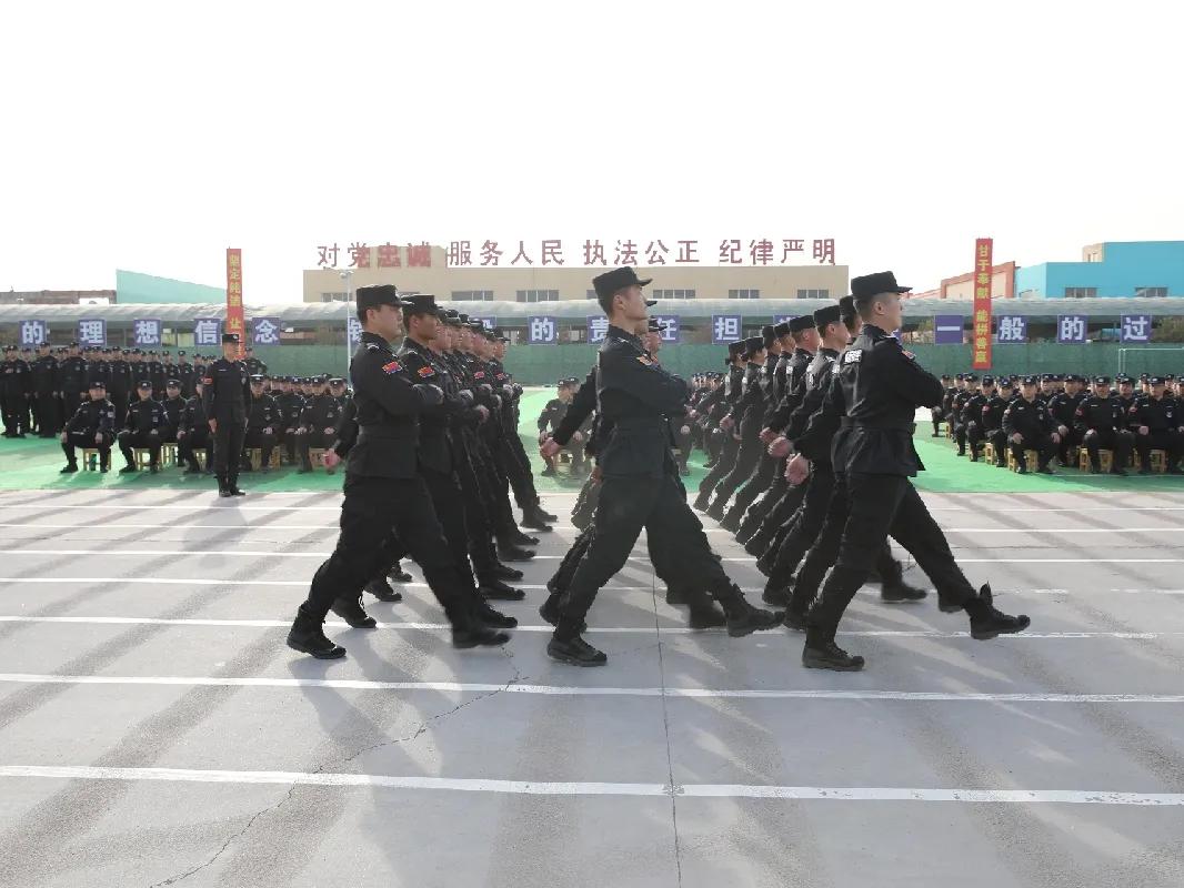 此次队列训练科目主要围绕整理着装,立正稍息,跨立,齐步走,正步走