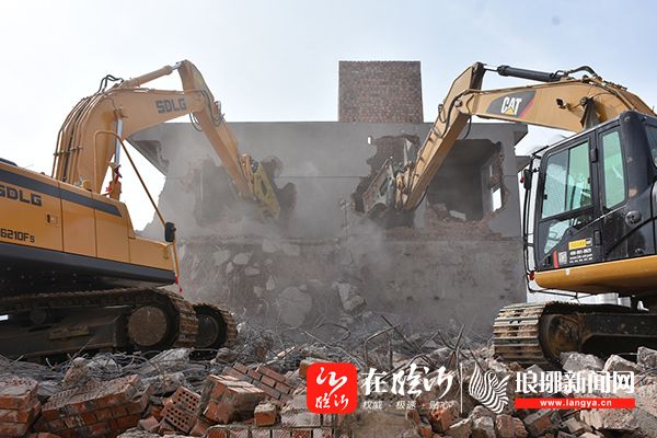67蒙阴街道坚持零容忍依法拆除违法建筑