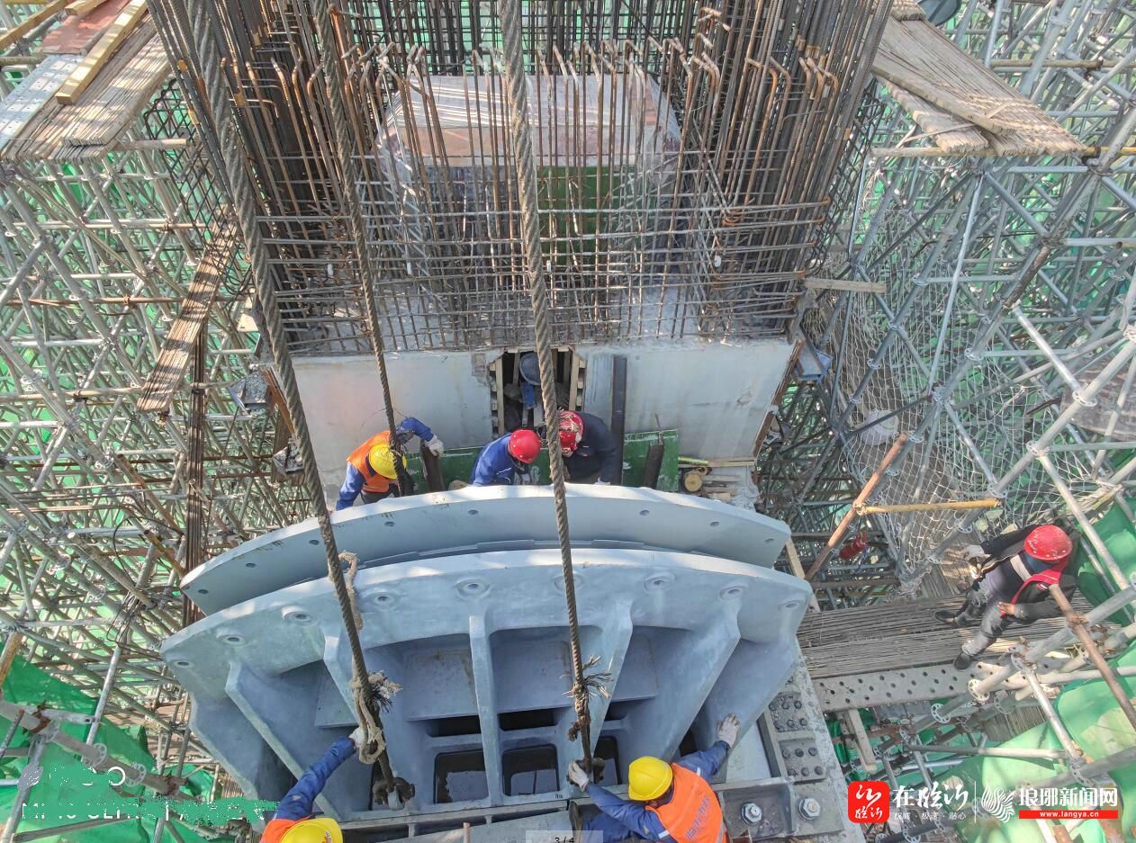 武汉路祊河桥主桥采用双塔钢混结合梁自锚式悬索桥,索塔为门式框架塔