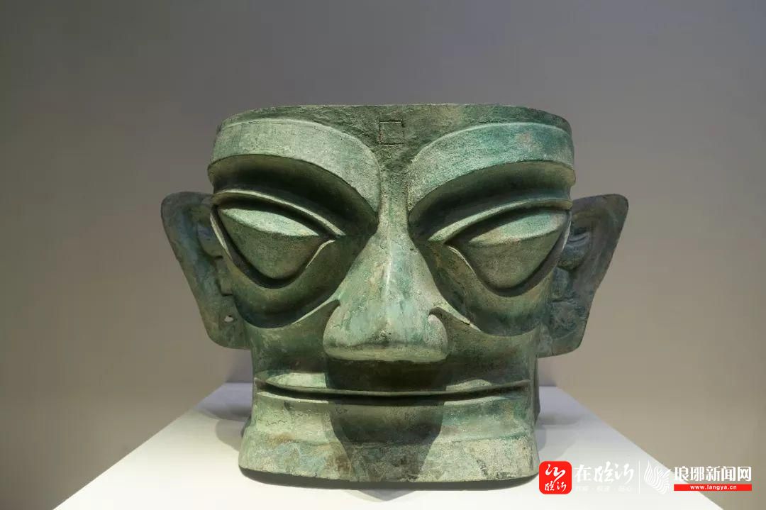 三星堆青铜人面像给你打招呼了