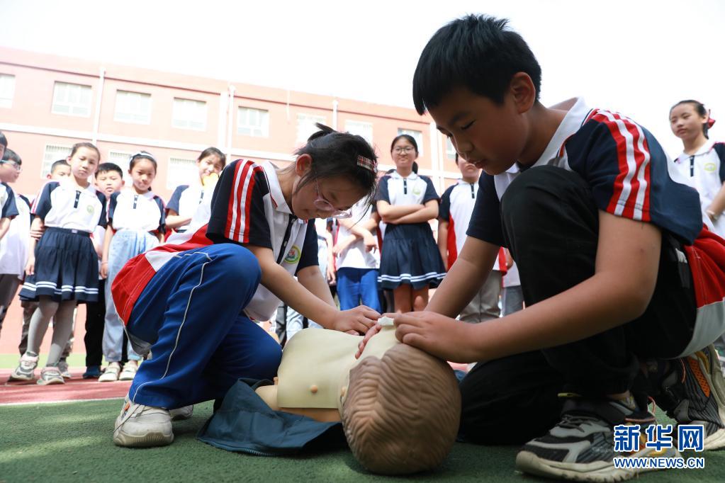 5月8日,河北省邢台市任泽区直属第一小学学生在学习急救技能.