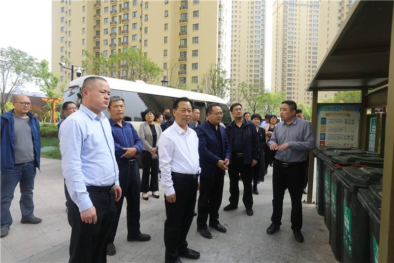 5月7日下午,市城管局党组成员,市园林环卫服务中心主任张世彬带队先后