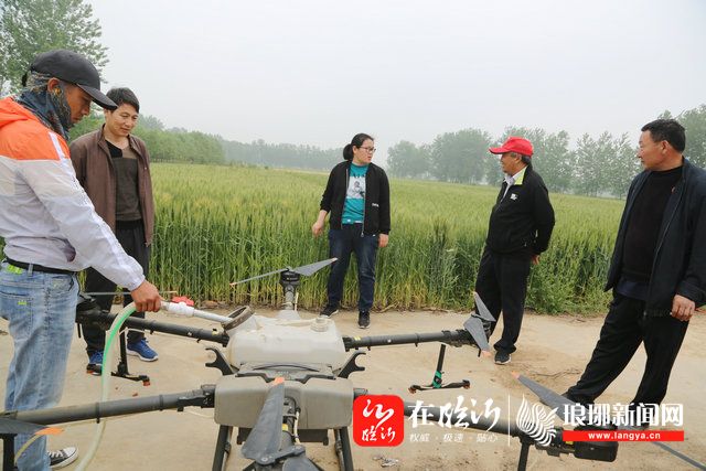 5月10日,临沭县大兴镇永康村村民使用无人植保机开展小麦条锈病防控