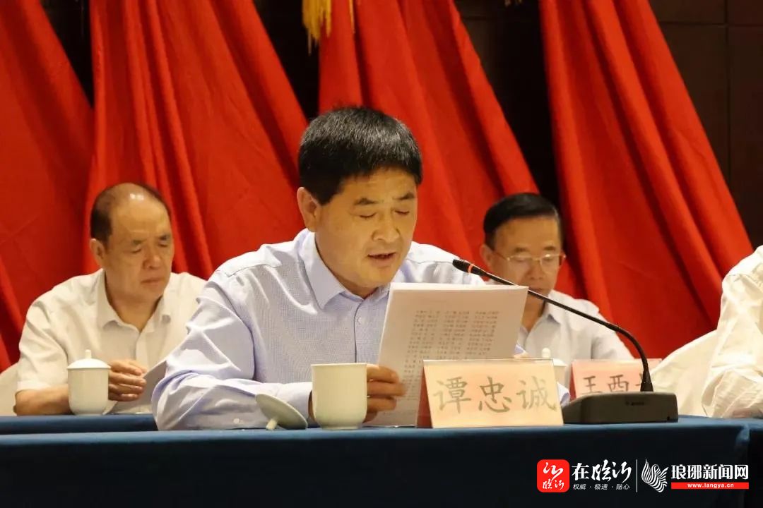 裕文爱心团负责人王孝国代表爱心团队做典型发言县团秘书长王光琳代表