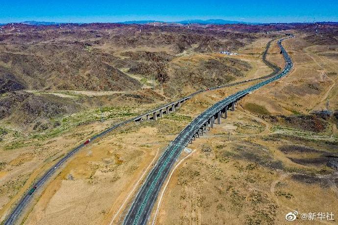 世界穿越沙漠戈壁里程最长高速全线通车