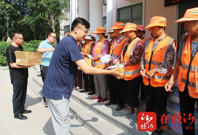 爱心企业为临沭县环卫工人送清凉