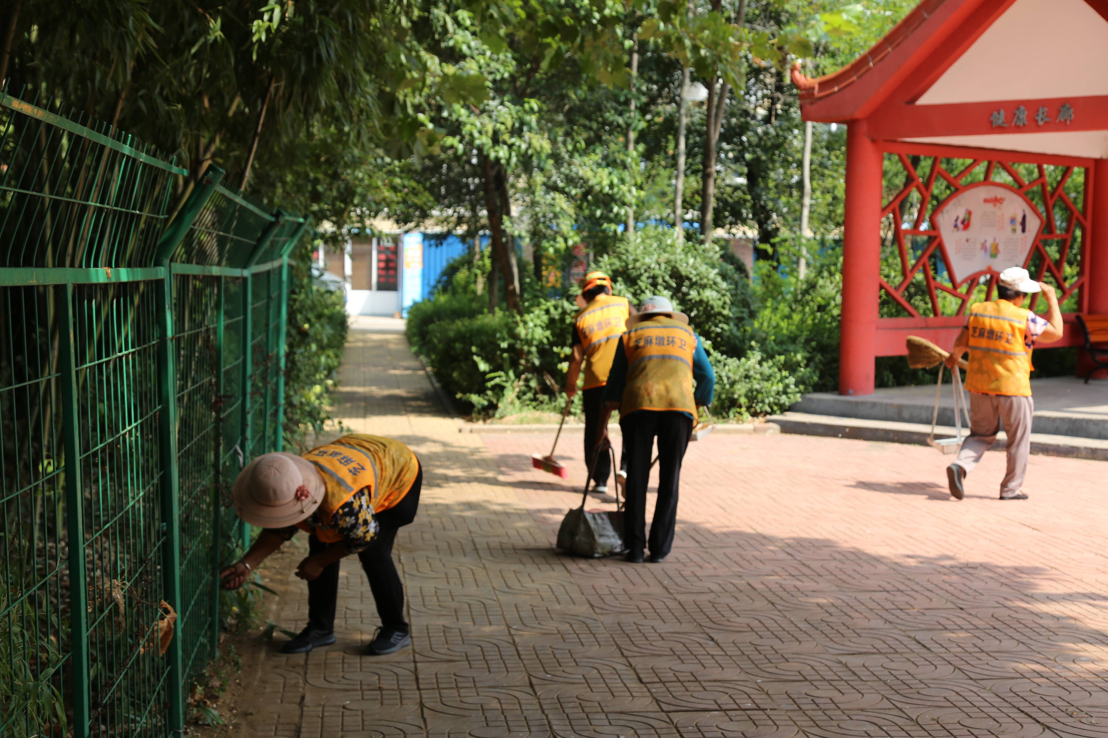 河东区芝麻墩街道环卫工人助力双城同创