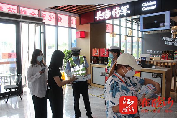 高速交警走进蒙阴服务区开展交通安全和反电诈宣传活动