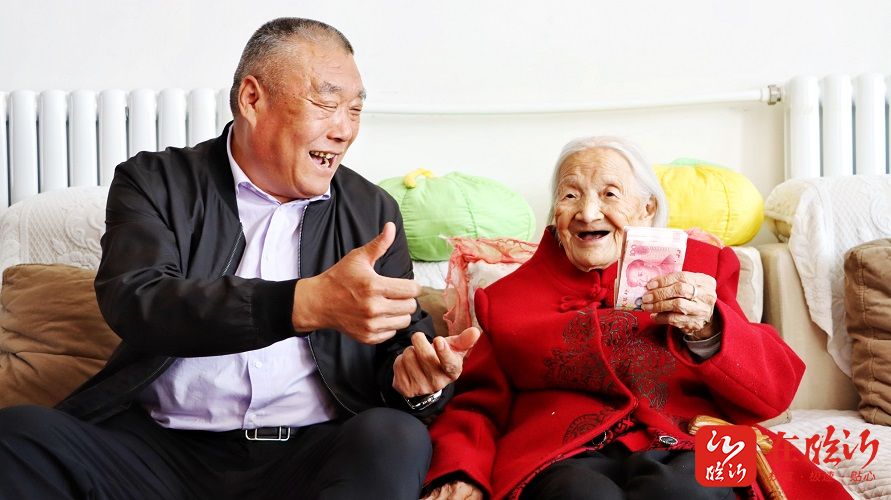 沂南县委书记姜宁看望南村社区百岁老人