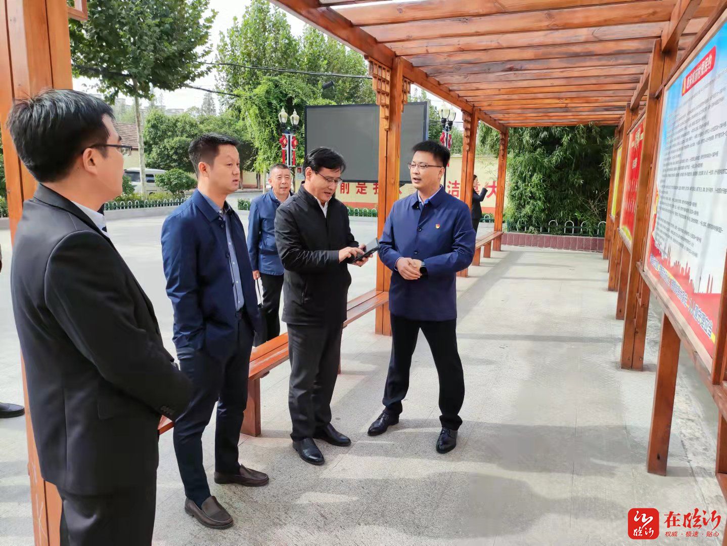 67枣庄市委组织部到卞庄街道晒米城前村观摩指导志愿服务队工作