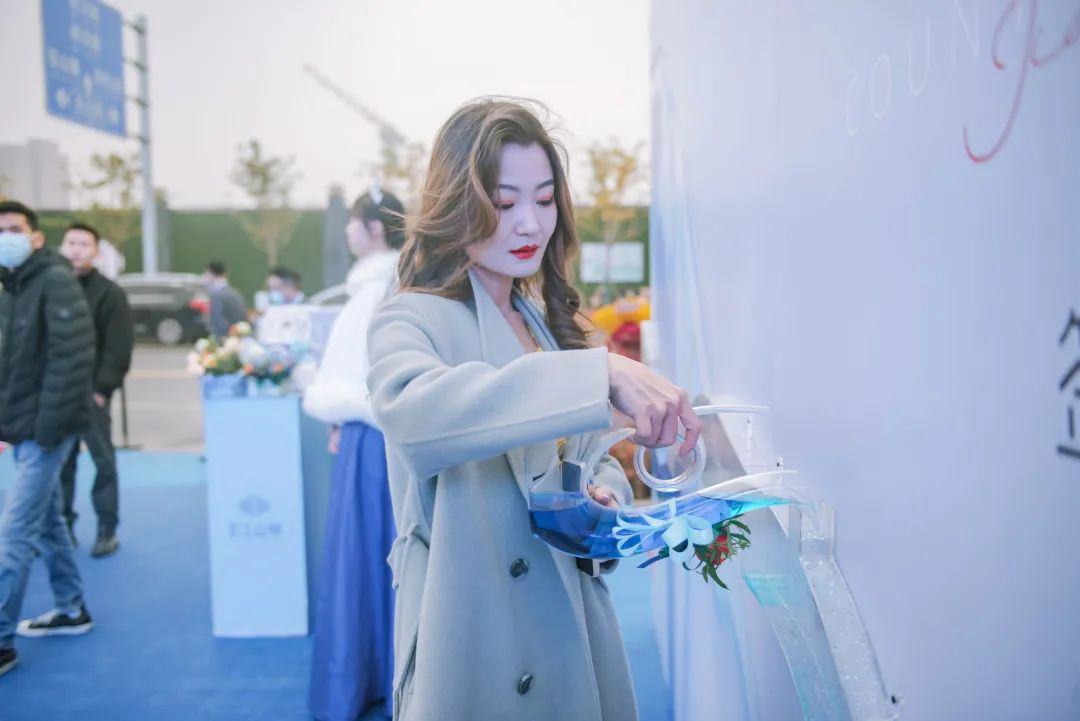 注水签到滋养了两岸的生命与文化古称沂水拖蓝如同拖曳着一条蓝色的玉