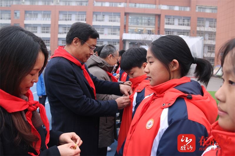 八年级十四班马浩霖作国旗下演讲,他介绍腊八节的来历和习俗,讲解腊八