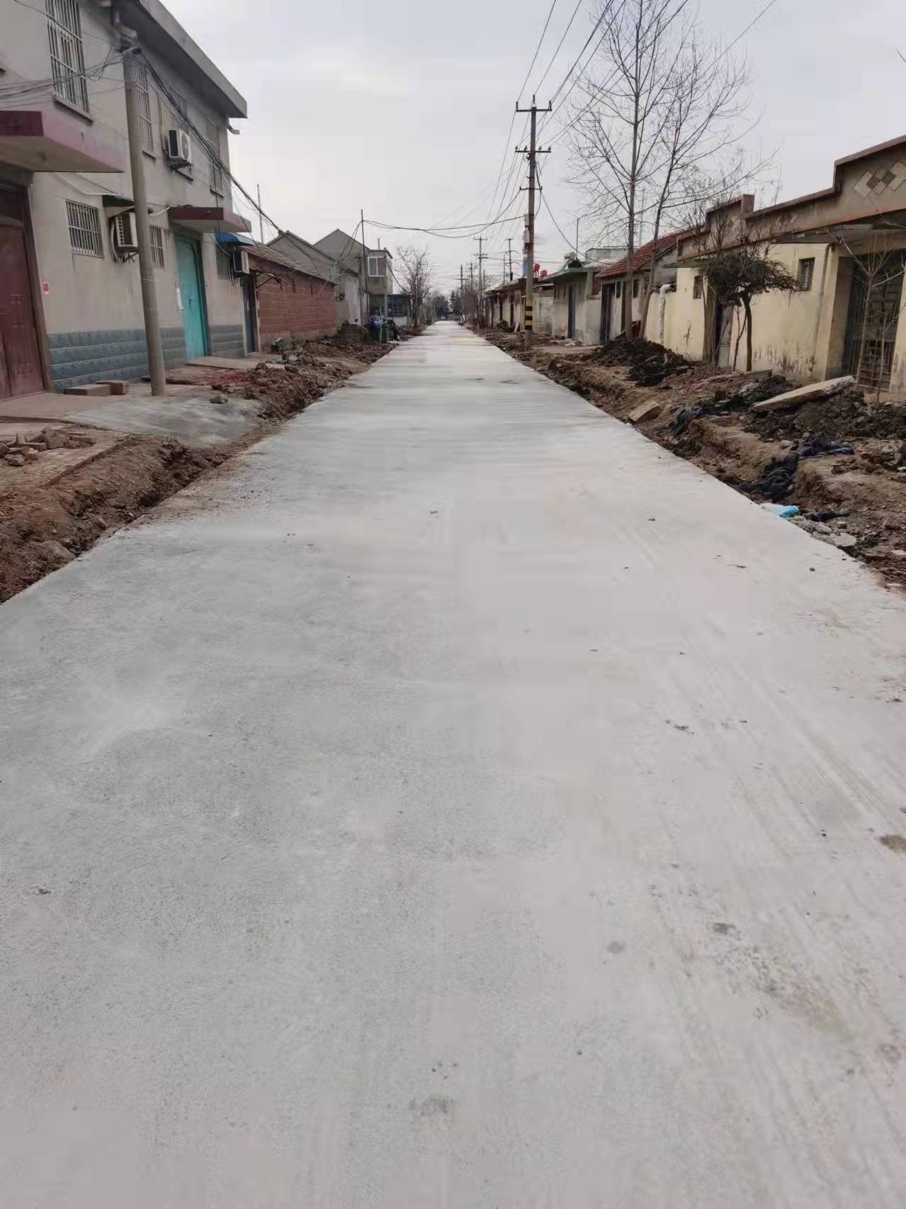 新年新事儿莒南官地村有了史上首条水泥路向新春献礼