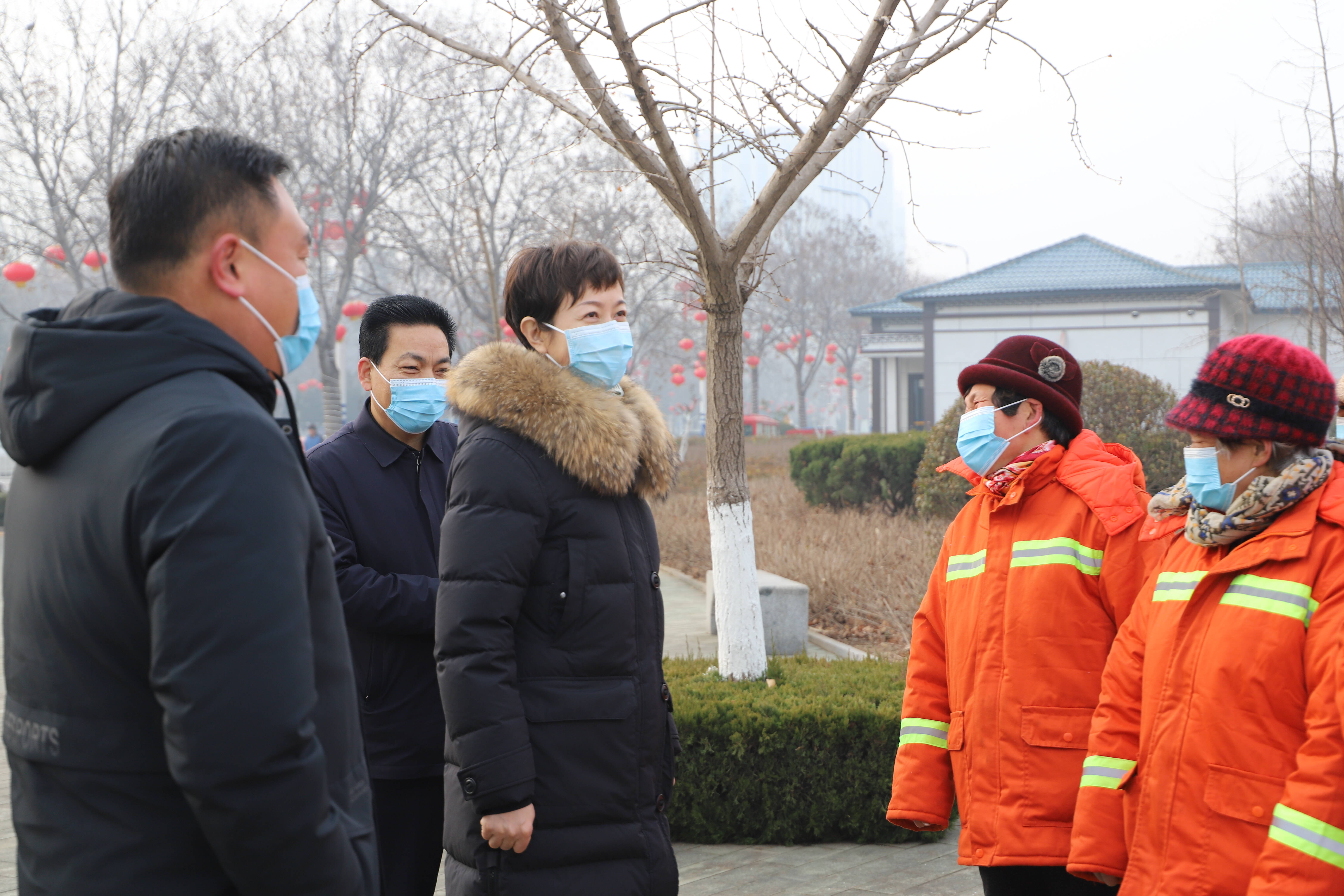 在東城環衛公司和美苑廣場環衛點,田婷婷為環衛工人送去了新春祝福,對