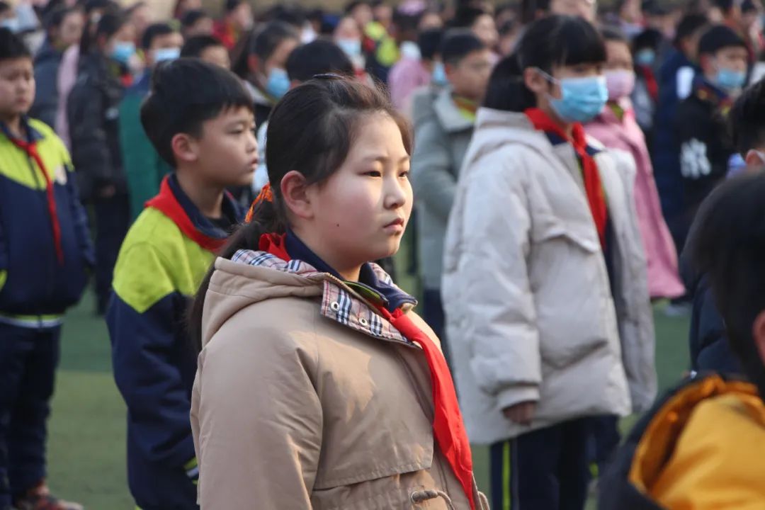 品德如玉章显风采临沂玉龙湾小学举行开学第二周主题升旗仪式