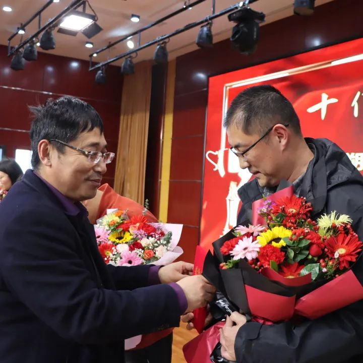 67副校长李洪田为十佳班主任颁奖67九年级13班董腾毅,郑树鑫和九