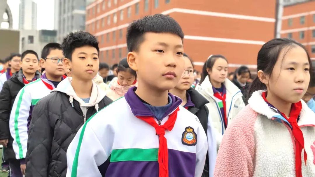 寻找冬奥榜样传递中国精神临沂北城小学举行主题升旗仪式