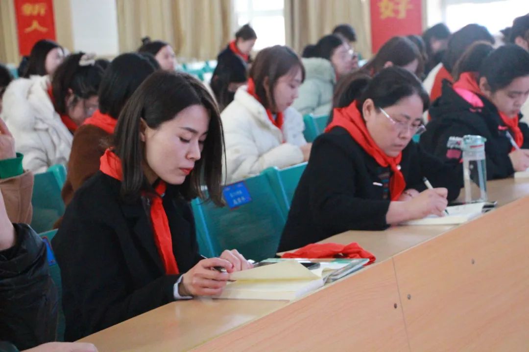 临沂玉龙湾小学召开班主任中队辅导员工作例会