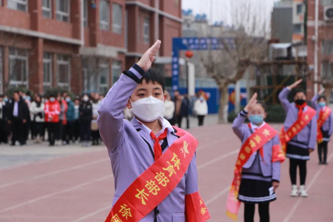 临沂玉龙湾小学举行第三周主题升旗仪式