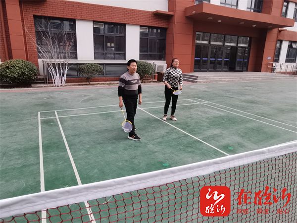 临沂明坡小学举行教职工羽毛球比赛活动