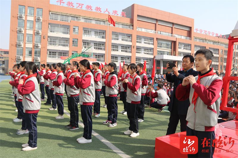 临沂十一中举行庆祝三八妇女节感谢最美的你主题升旗仪式