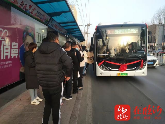 临沂65台新能源公交车上线5条助学线路畅通学生上学路