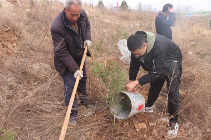 云蒙湖生态区暖春植树增绿忙