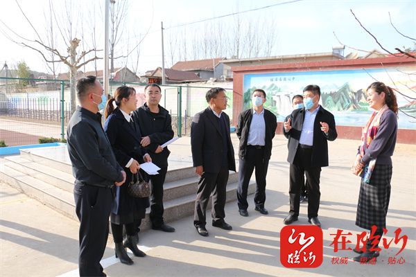 平邑县教体局到铜石镇中心校调研学校餐厅建设工作